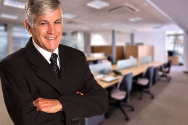 Kamera bulanık office arka planda bakarak Brezilyalı iş adamı. Kopya alanı