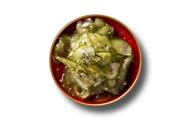 Sunomono - Japon salatalık salatası susam ile. İzole üstten görünüm