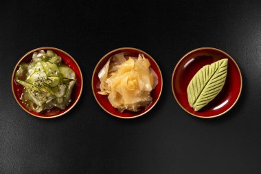 Sunomono, zencefil ve siyah arka plan üzerine izole wasabi. üstten görünüm