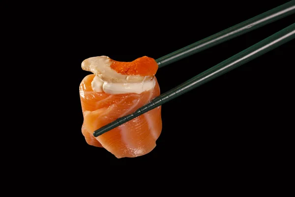 Hashi Tenir Sushi Rouleaux Isolés Sur Fond Noir — Photo