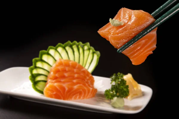 Cerrar Sashimi Salmón Con Salmón Plato Blanco Desenfocado Sobre Fondo — Foto de Stock