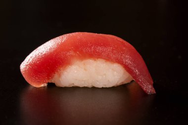 Ton balığı Nigiri, suşi orkinos, seramik tabak, Japon yemekleri tarzı, Japon menü, suşi orkinos, maguro suşi yemek arka plan, seçici odak üzerinde Japonca gıda