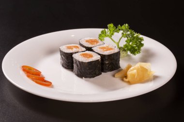 Suşi plaka siyah arka plan üzerinde.