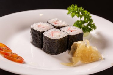 Suşi plaka siyah arka plan üzerinde.