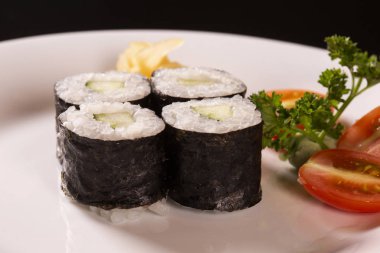 Suşi plaka siyah arka plan üzerinde.