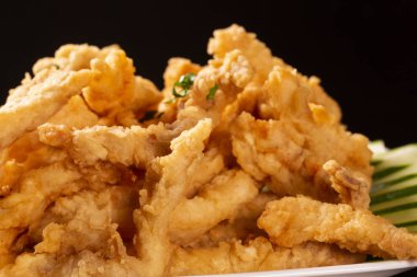 Kızarmış balık kroket siyah arka plan üzerine.