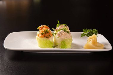 lezzetli meze suşi rulo lahana, somon ve peynir ile