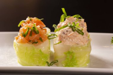 lezzetli meze suşi rulo lahana, somon ve peynir ile