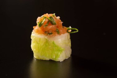 lezzetli meze suşi rulo lahana, somon ve peynir ile