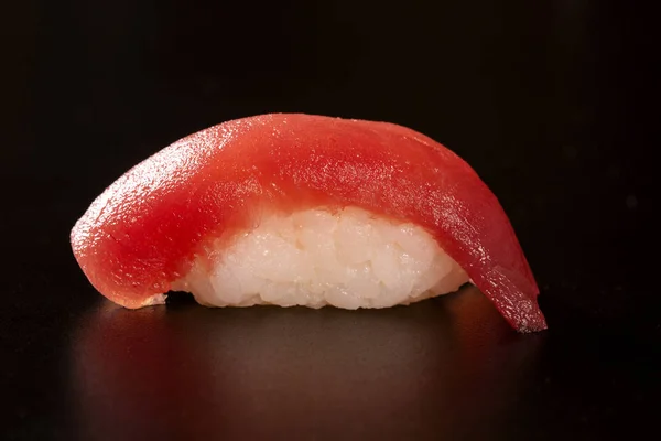 Тунец Нигири Суши Тунец Японская Кухня Керамических Блюдах Японский Стиль — стоковое фото