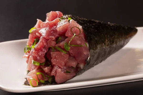 Thon Poisson Temaki Sushi Dans Une Assiette Blanche Fond Noir — Photo