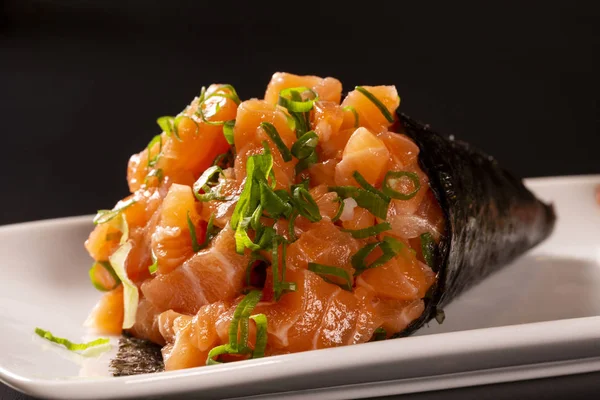 黑底白盘上的三文鱼寿司 — 图库照片