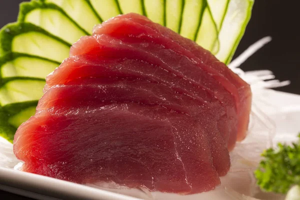 Sashimi Con Atún Plato Blanco Sobre Fondo Negro — Foto de Stock