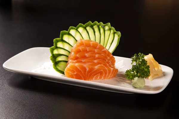 Sashimi Con Salmón Plato Blanco Sobre Fondo Negro — Foto de Stock