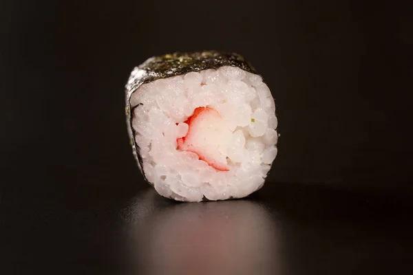 Cozinha Japonesa Uma Paz Sushi Roll Isolado Fundo Preto Fechar — Fotografia de Stock