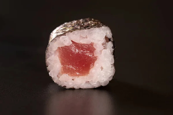 Cozinha Japonesa Uma Paz Sushi Roll Isolado Fundo Preto Fechar — Fotografia de Stock