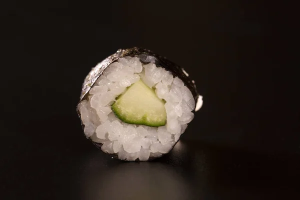 Японская Кухня Один Мир Суши Ролл Изолированы Черном Фоне Крупным — стоковое фото