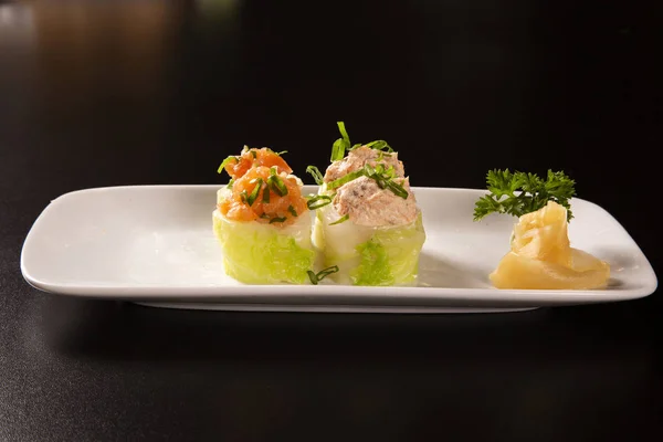 Smakelijk Voorgerecht Sushi Roll Met Kool Zalm Kaas — Stockfoto