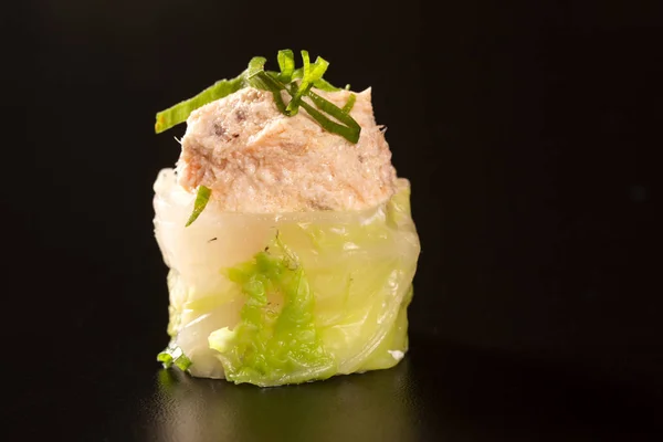 Gustoso Involtino Sushi Antipasto Con Cavolo Salmone Formaggio — Foto Stock