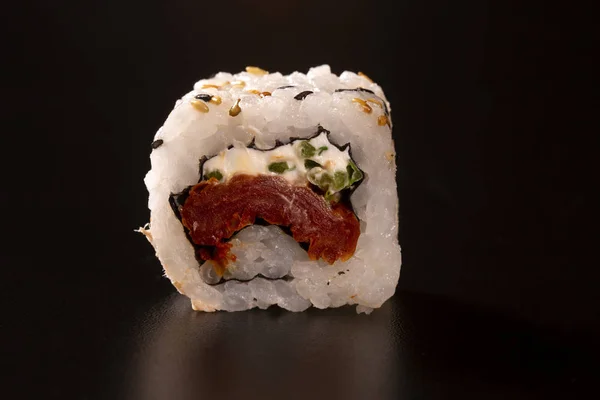 Cozinha Japonesa Uma Paz Sushi Roll Isolado Fundo Preto Fechar — Fotografia de Stock