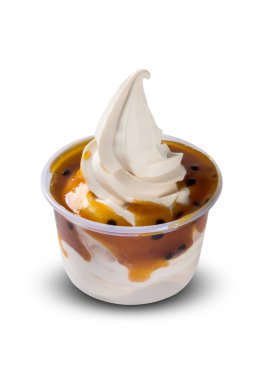 Tutku meyvesi beyaz arka planda dondurma. Tatlı ve tatlı.