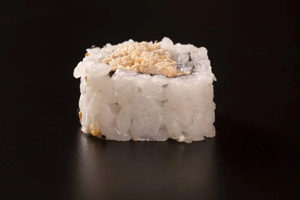 Cozinha Japonesa Uma Paz Sushi Roll Isolado Fundo Preto Fechar — Fotografia de Stock