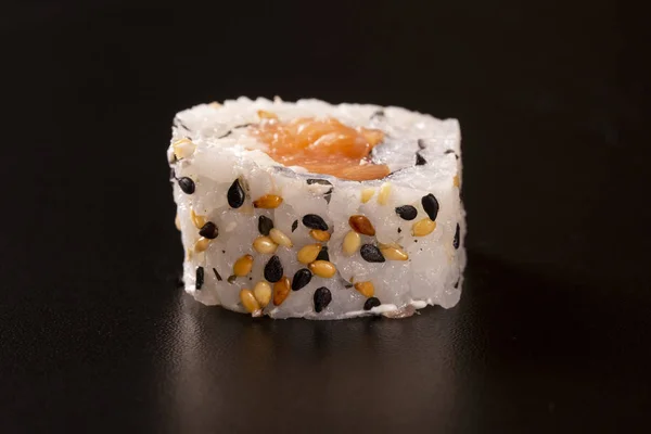 Cozinha Japonesa Uma Paz Sushi Roll Isolado Fundo Preto Fechar — Fotografia de Stock