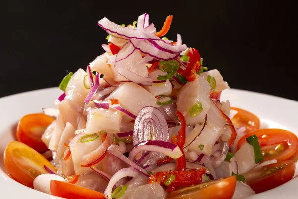 Deniz ürünleri ceviche, Peru 'dan tipik bir yemek..