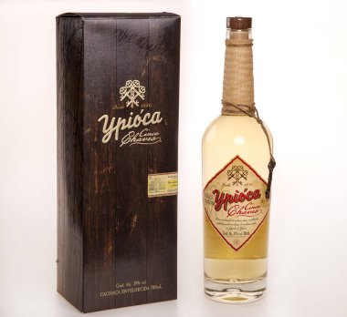 Ribeirao Preto, Sao Paulo, Brezilya. Ekim, 2018. Beyaz arka planda Brezilyalı Cachaça Ypioca. Pinga