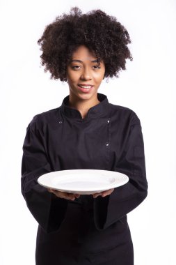 pişirme ve gıda kavramı - boş plaka ile Afrikalı kadın şef, aşçı veya fırıncı gülümseyen.
