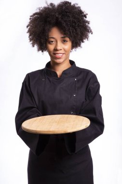 beyaz arka plan üzerinde elinde pizza için boş bir ahşap tutan afrikalı aşçı kadın.