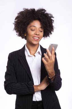 Smartphone, kullanarak siyah iş kadını manifatura ve gülümseyen, izole beyaz arka plan üzerinde