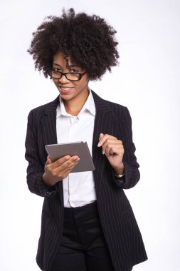 Tablet kullanan siyah iş kadını, mesajlaşma ve gülümseyen, beyaz arka plan üzerinde izole