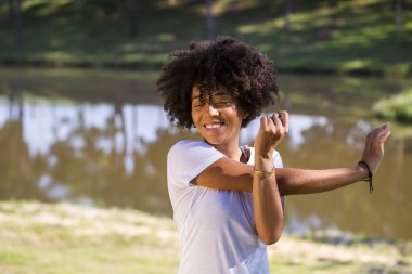 Afrikalı Brezilyalı kadın jogger germe - Fitness, insanlar ve sağlıklı yaşam tarzı - Imagem.