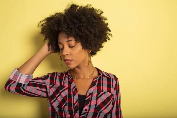 Mujer africana joven aislada en estudio de pared amarilla estilo adolescente gritando de cerca - Imagem . — Foto de Stock