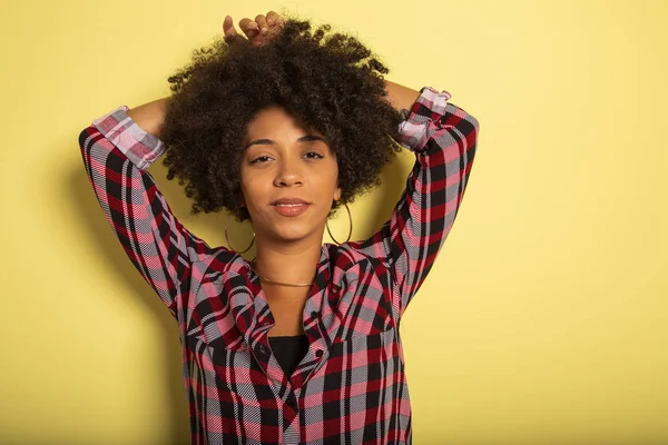 Mujer africana joven aislada en estudio de pared amarilla estilo adolescente gritando de cerca - Imagem . — Foto de Stock