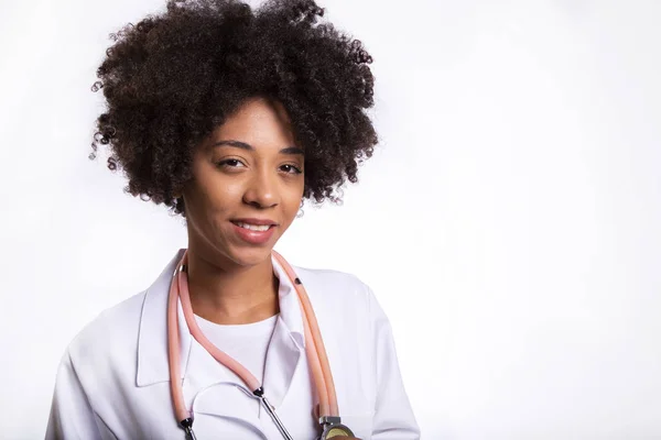 Pretty young african medical doctor looking at the camera. — Stock Photo, Image