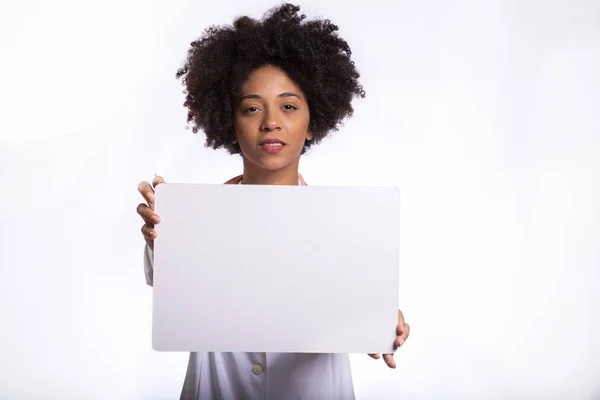 Mujer médica brasileña africana, profesional médico que trabaja sosteniendo la bandera de publicidad en blanco, buen cartel para el anuncio, oferta o anuncio, cartelera de papel . — Foto de Stock