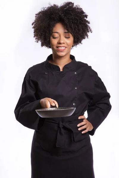 Ritratto di chef donna africana con una padella isolata su sfondo bianco . — Foto Stock