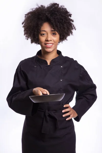 Ritratto di chef donna africana con una padella isolata su sfondo bianco . — Foto Stock