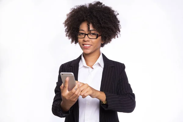 Mujer negra de negocios usando smartphone, mensajes de texto y sonriendo, aislada sobre fondo blanco — Foto de Stock