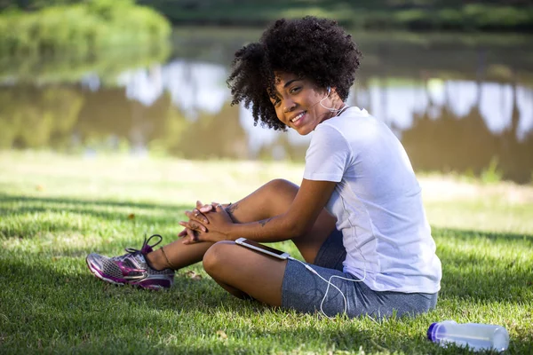 Müzik cep telefonuyla bir Afrikalı-Amerikalı kadın portresi