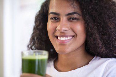 Genç Afrikalı kadın kilo kaybı ve detoks için sağlıklı vejetaryen smoothie 'den hoşlanıyor..