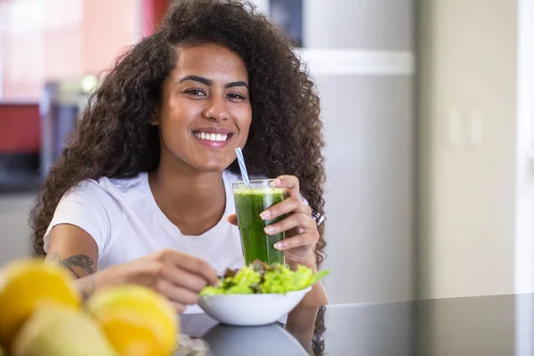 Giovane donna africana godere di sano frullato vegetariano per la perdita di peso e disintossicazione — Foto Stock