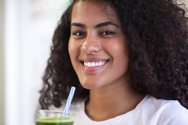 Giovane donna africana godere di sano frullato vegetariano per la perdita di peso e disintossicazione - Imagem . — Foto Stock