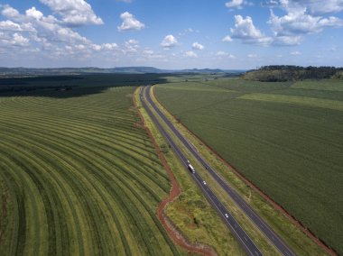 Brezilya'da hava şeker kamışı alanı ve karayolu. 