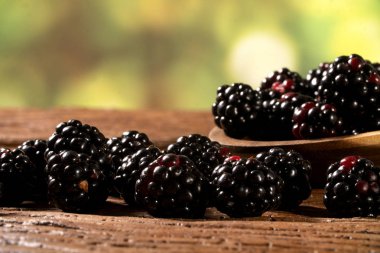 ahşap masada ahşap kase taze böğürtlen