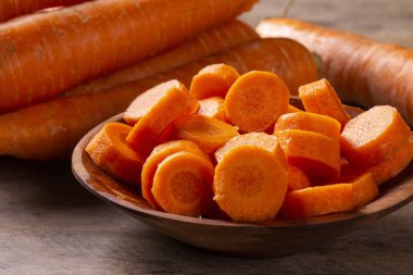 Havuç ve havuç tahta masada dilimlenmiş. Seçici odaklama.