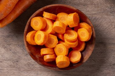 Havuç ve havuç tahta masada dilimlenmiş. Seçici odaklama.