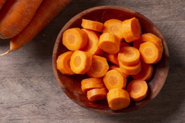 Havuç ve havuç tahta masada dilimlenmiş. Seçici odaklama.